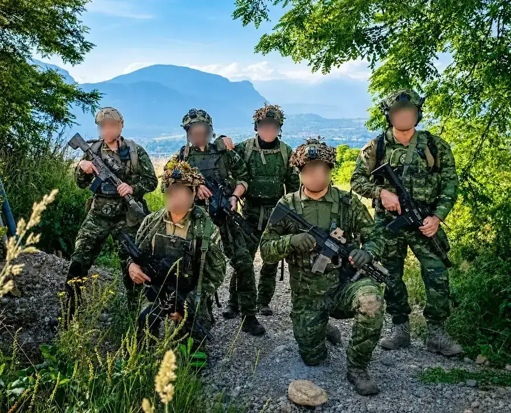L'équipe SEVE en tenue Multicam Tropic, montagnes des Alpes en arrière-plan