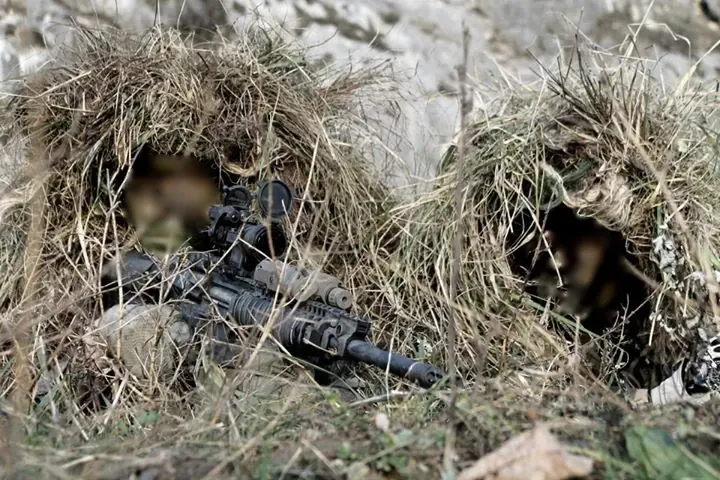 Joueurs SEVE en ghillie, postes d'affût camouflés, 2012