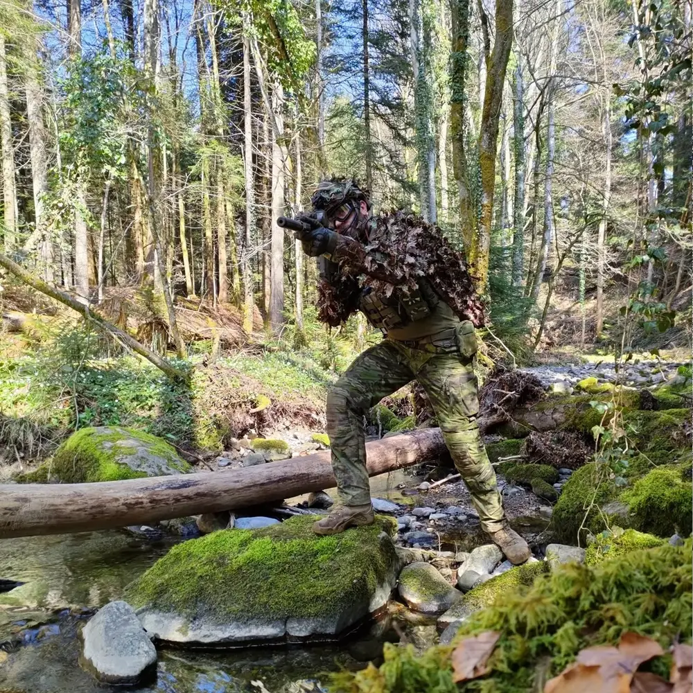 Reconnaissance en forêt en tenue Multicam Tropic, 2026