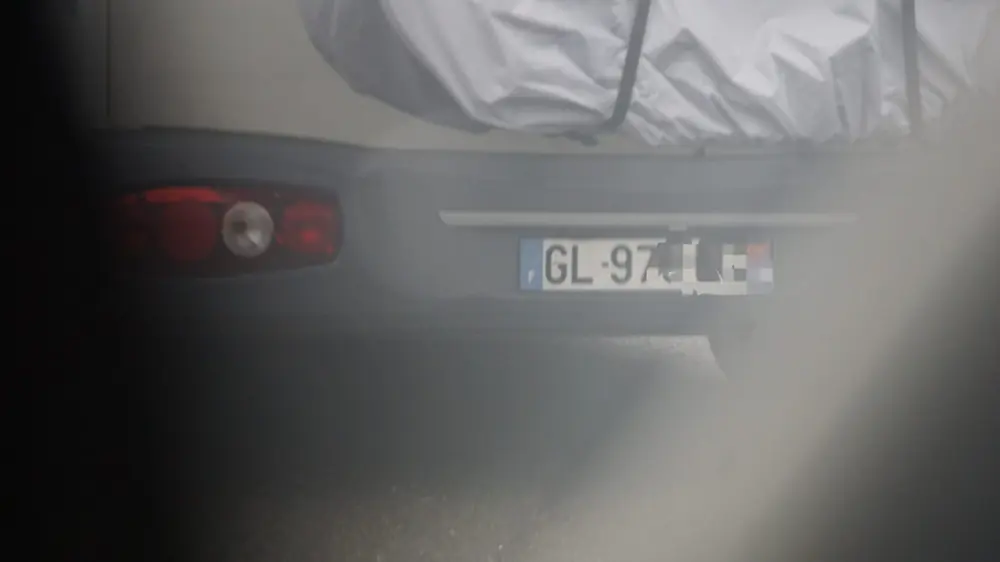 Relevé d'immatriculation d'un véhicule sur un parking, OP AMAX 2025